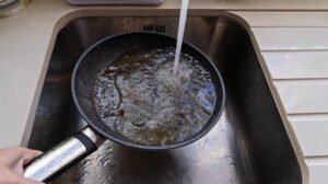 Подробнее о статье Будет блестеть, как новая: как правильно отмыть сковороду от жира и нагара